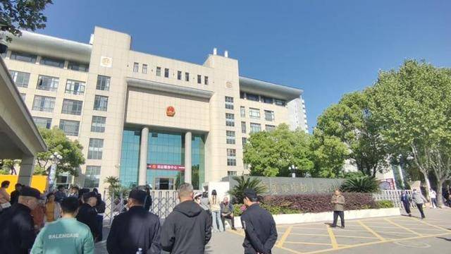 “江西一家三口被撞身亡”案择期宣判，逝者母亲被搀扶出法院