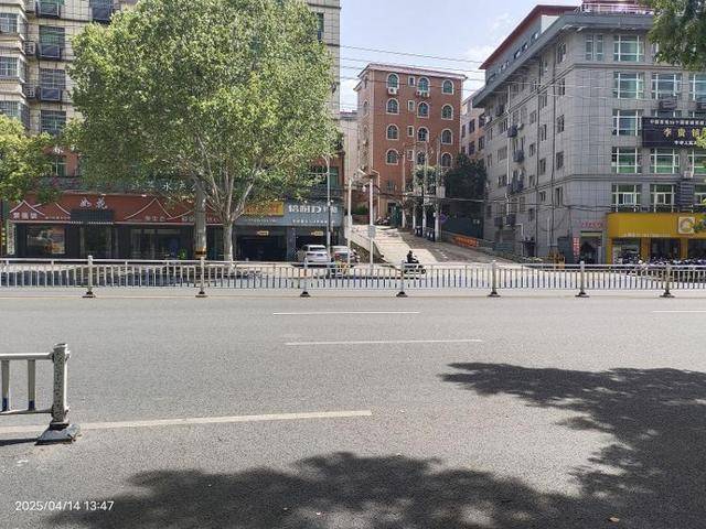 “江西一家三口被撞身亡”案择期宣判，逝者母亲被搀扶出法院