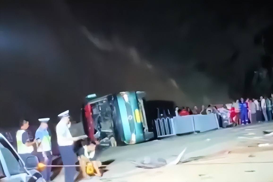 广西贵港一高考接送车侧翻，警方通报：5人轻伤，2人轻微伤